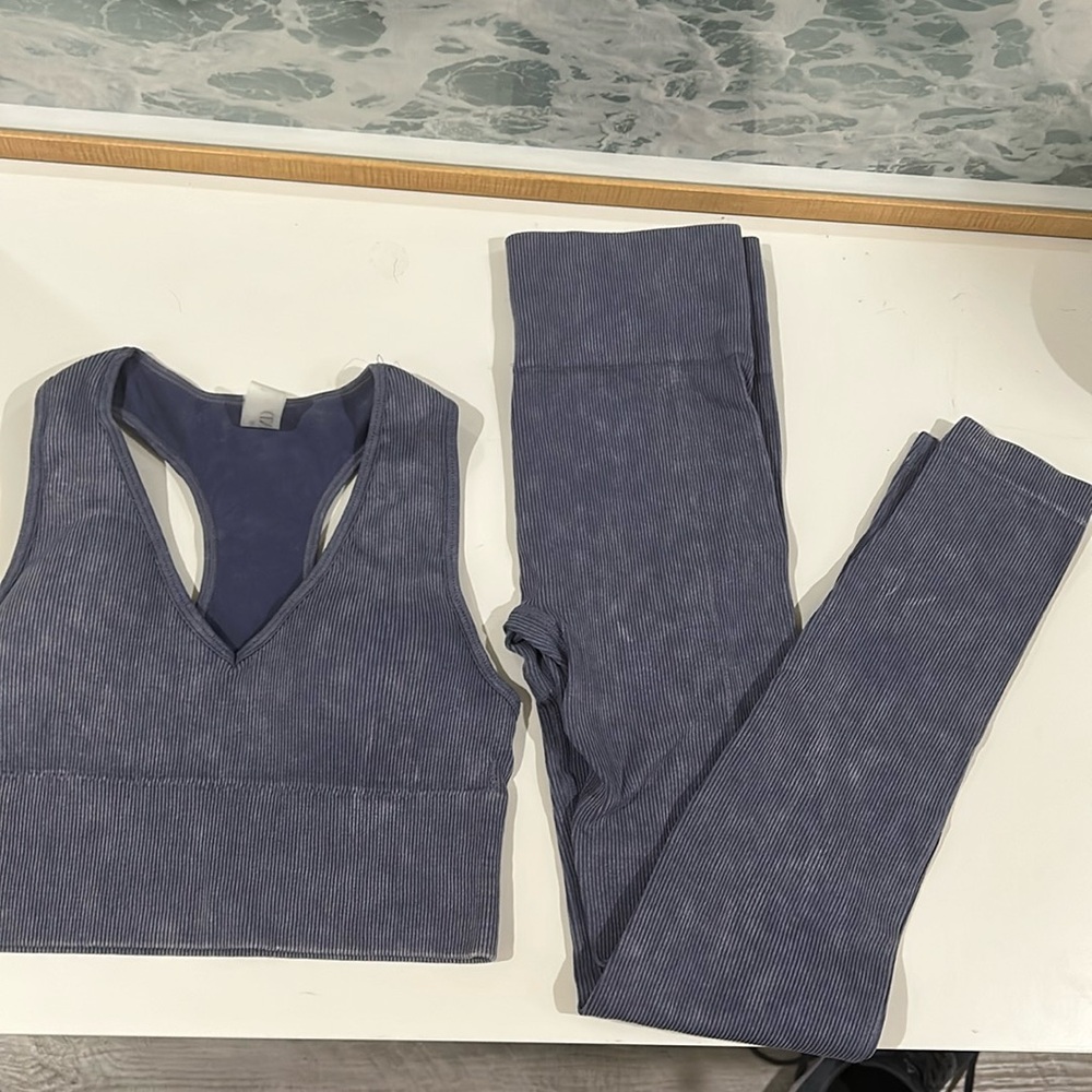 Matching work out set, sports bra with removable cups, ribbed material